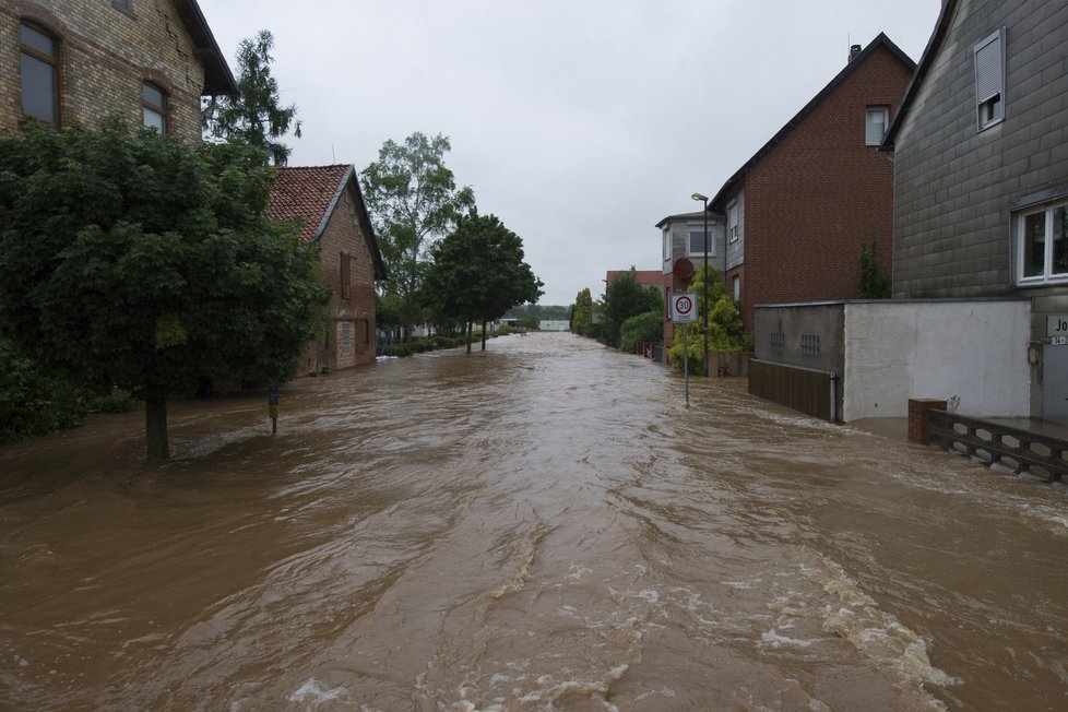 Střední Německo čelí záplavám, jedna žena se pohřešuje.