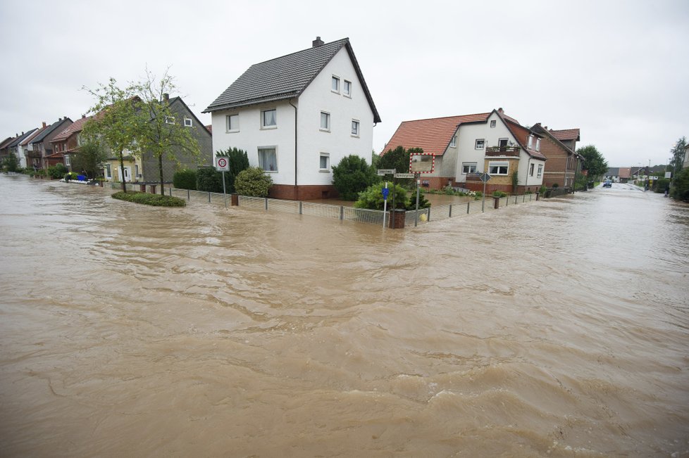 Střední Německo čelí záplavám, jedna žena se pohřešuje.