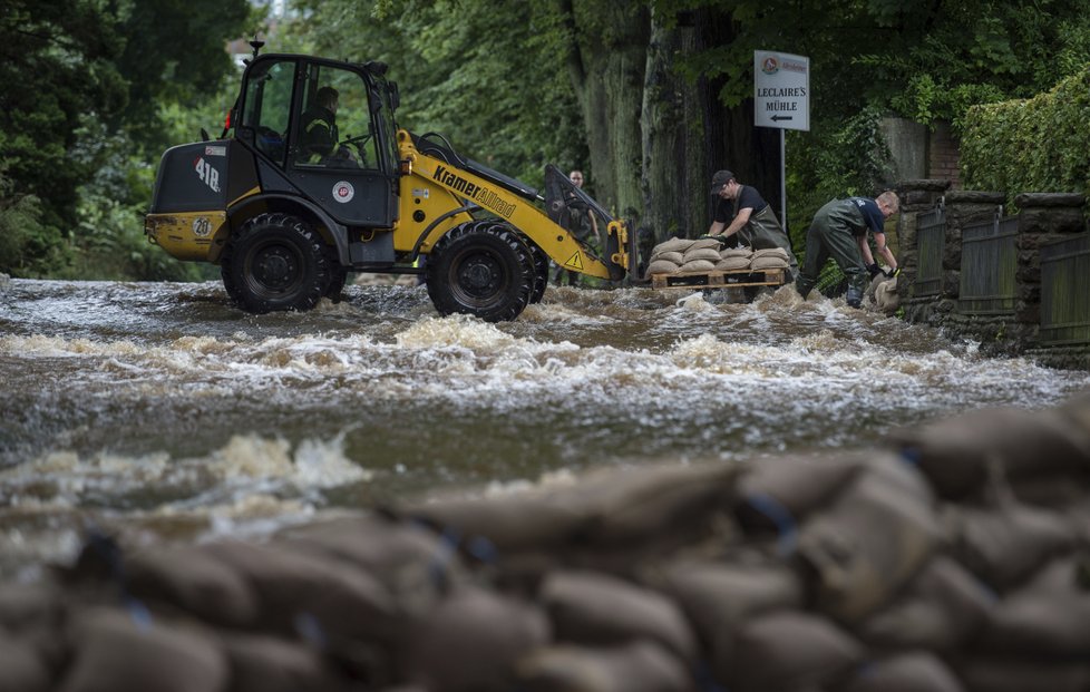 Střední Německo čelí záplavám, jedna žena se pohřešuje.