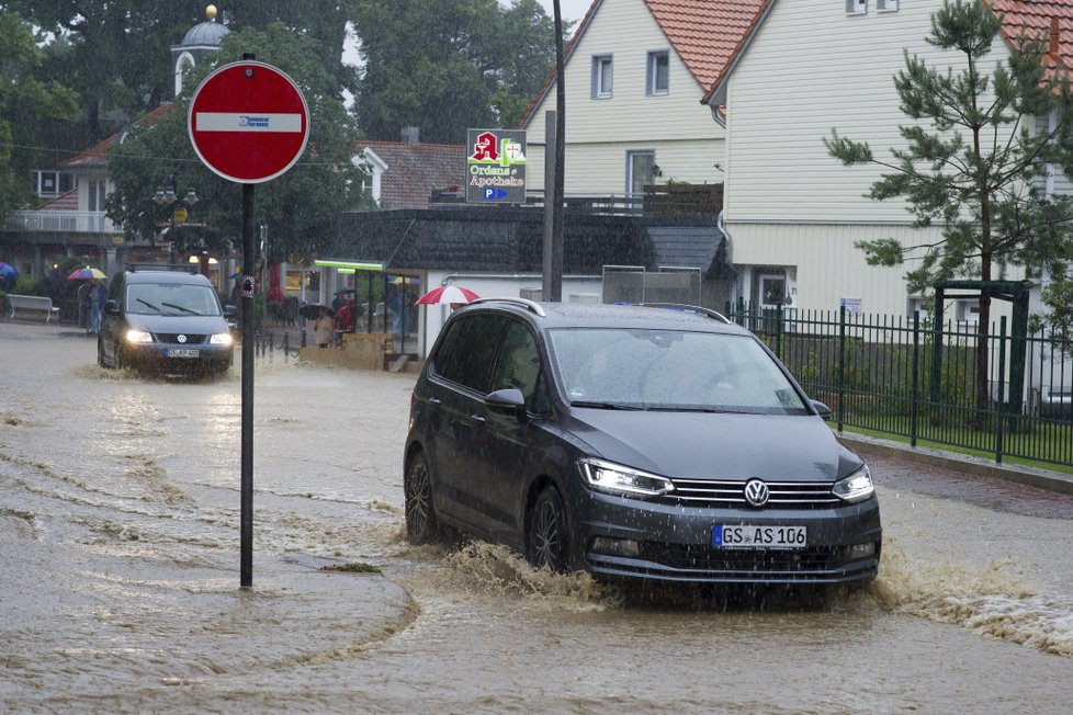 Střední Německo čelí záplavám, jedna žena se pohřešuje.