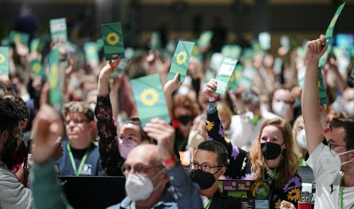 Delegáti hlasují na sjezdu německých Zelených v Bonnu 15. října 2022.