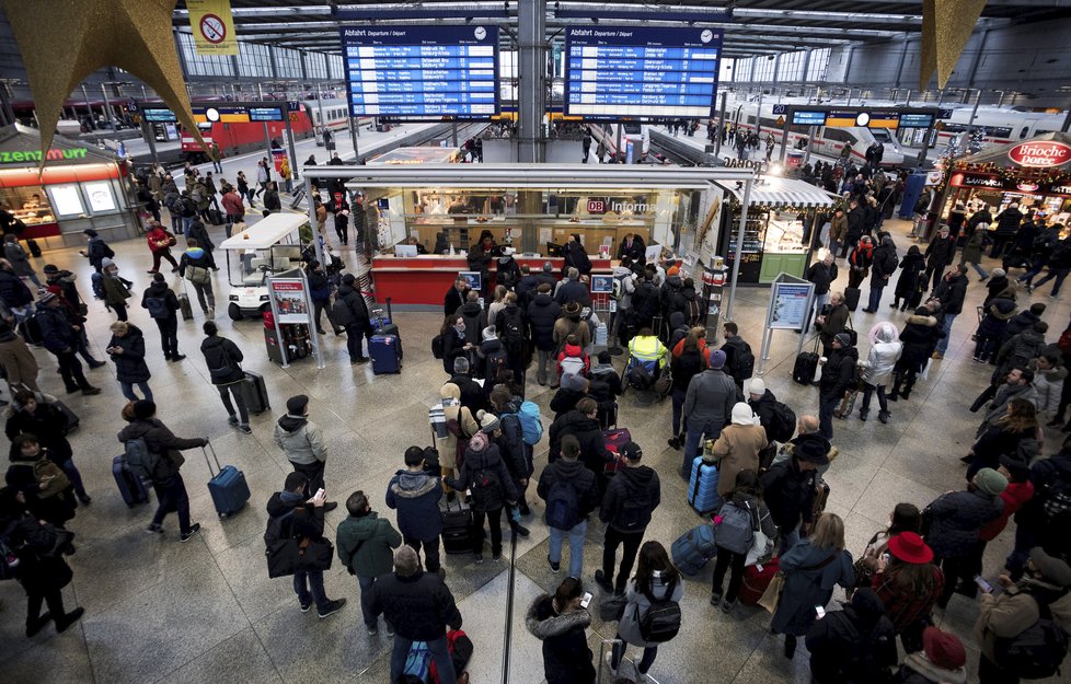 Německé dráhy v problémech, cestující si stěžují na zpoždění, zaměstnanci na nízké platy.