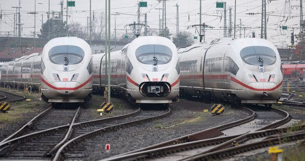 Železnici v Německu ochromila stávka za vyšší platy. Dotkne se i spojů do Česka