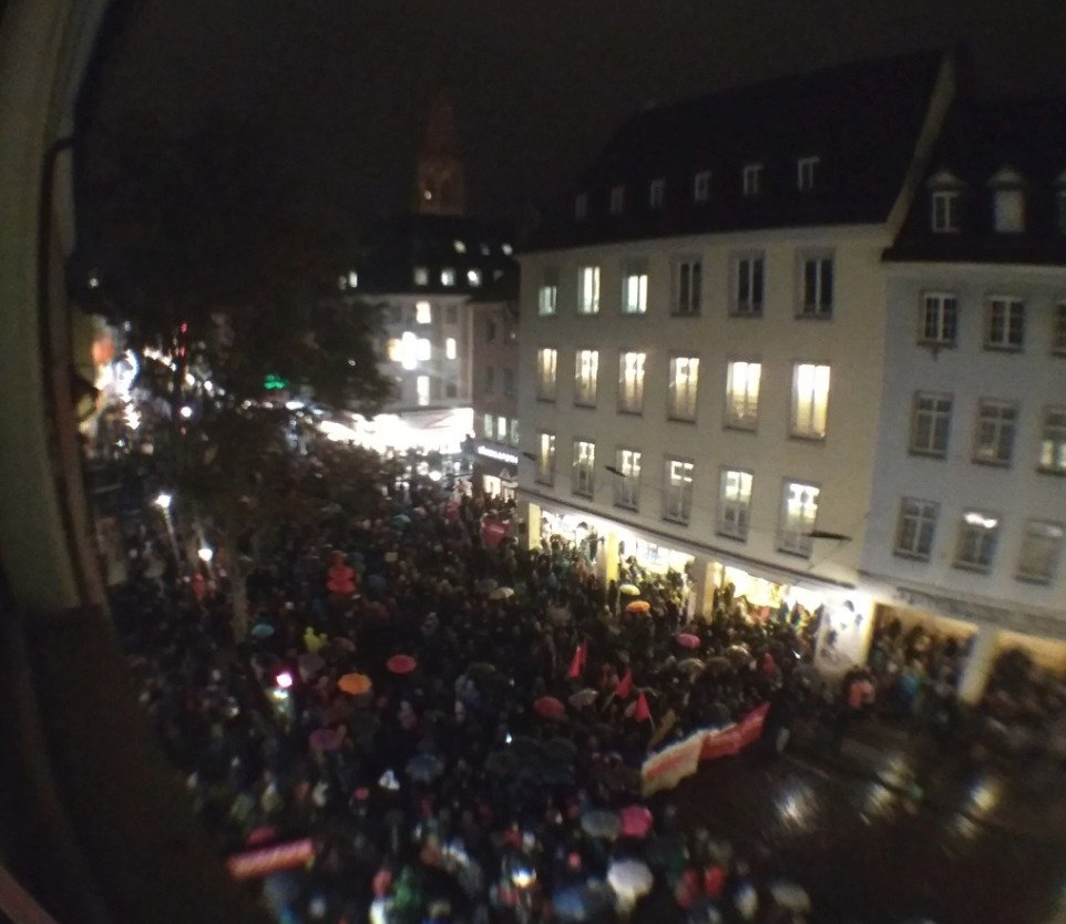 V německém Freiburgu proběhly demonstrace, vyvolalo je hromadné znásilnění vysokoškolačky, které spáchala skupinka sedmi migrantů a jeden Němec.
