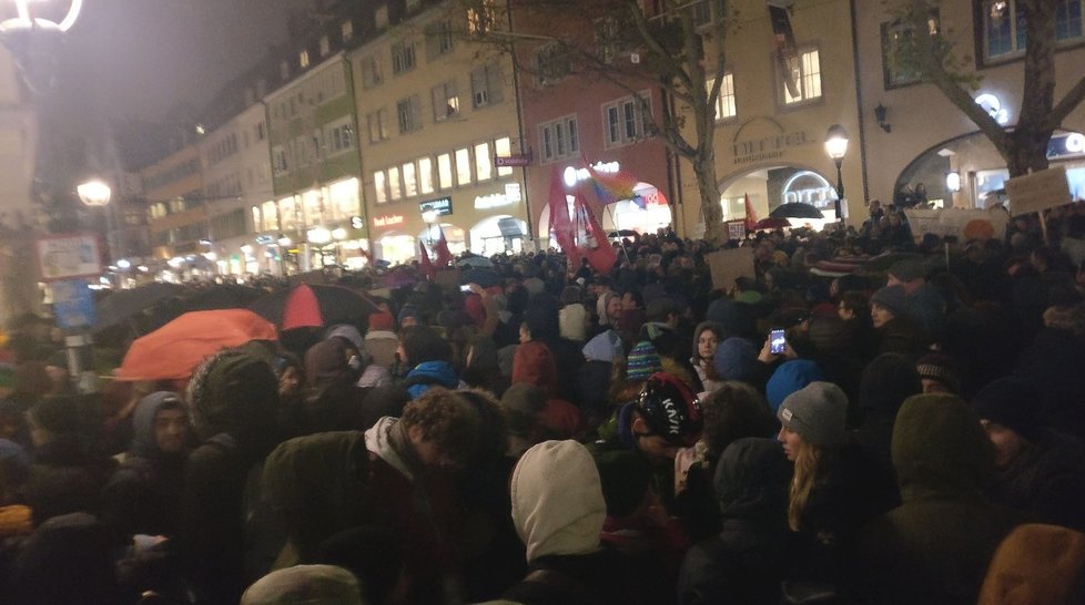 V německém Freiburgu proběhly demonstrace, vyvolalo je hromadné znásilnění vysokoškolačky, které spáchala skupinka sedmi migrantů a jeden Němec.