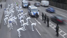 Aktivisté z ekologických organizací protestovali proti naftovým vozům.