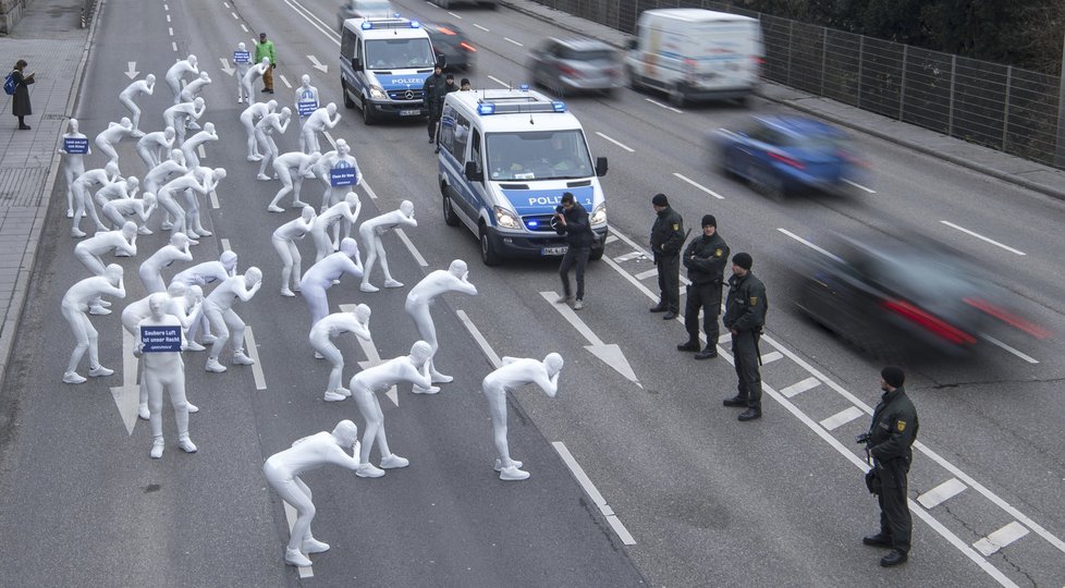 Aktivisté z ekologických organizací protestovali proti naftovým vozům.