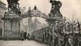  Německé jednotky pochodují na Pražském hradě, 16. března 1939. 