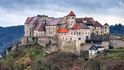 Na skále nad ním se vypíná velký hrad Burghausen.