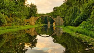 Německá vesnice Kromlau: Rozkvetlé rododendrony a úchvatný „Ďáblův“ most