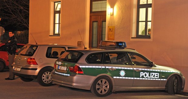 Před soudní budovou v německém Dachau stojí policejní auta