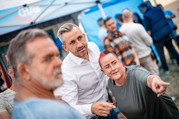 Kampaň AfD i podle odpůrců šlape jako hodinky, strana ale potřebuje k úspěchu většinu. Kampaň AfD i podle odpůrců šlape jako hodinky, strana ale potřebuje k úspěchu většinu.