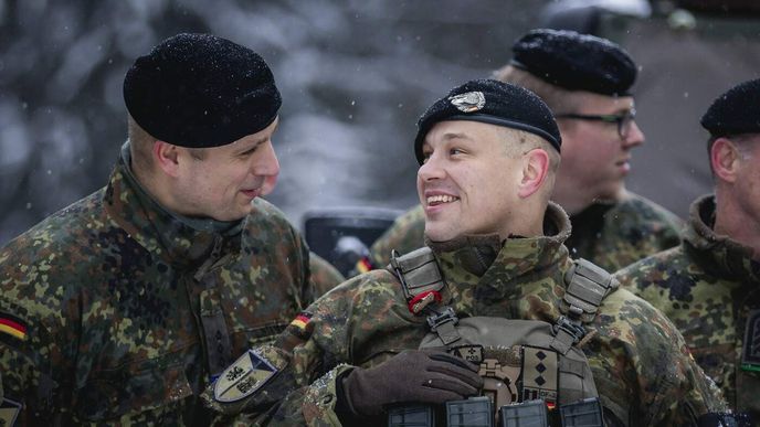 Francouzi se bojí, že vojenská síla Německa s sebou přinese i větší politický kapitál. Francouzi se bojí, že vojenská síla Německa s sebou přinese i větší politický kapitál.