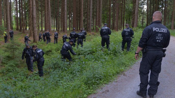 Policie po 15 letech prohledává les. Najde více stop po Peggy?