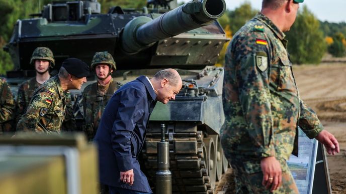 Německý kancléř Olaf Scholz s tankem Leopard 2 od KMW a pod kanónem od Rheinmetallu