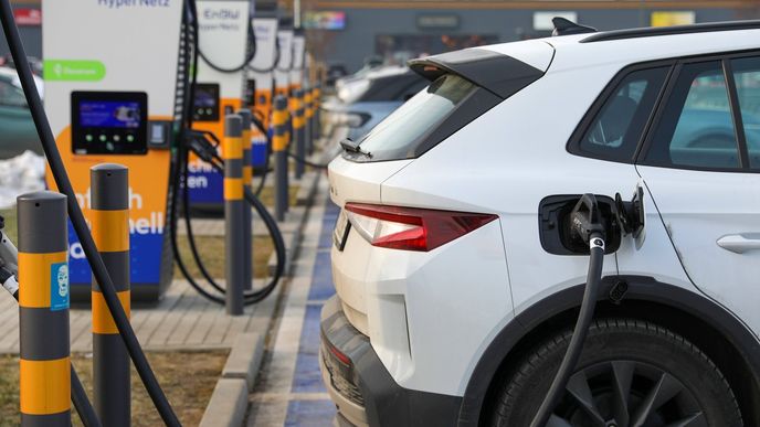 S více než osmi tisíci body ho výrazně převyšuje pouze lídr v oboru EnBW, jenž z poloviny patří spolkové zemi Bádensko-Württembersko. S více než osmi tisíci body ho výrazně převyšuje pouze lídr v oboru EnBW, jenž z poloviny patří spolkové zemi Bádensko-Württembersko.