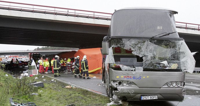 Na dálnici nedaleko od Berlína vyhasl život 11 lidí