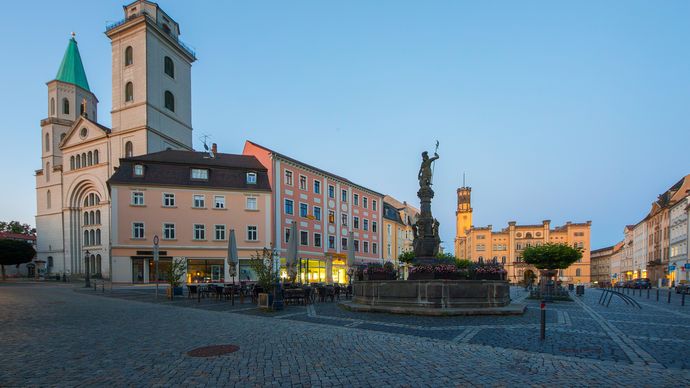 Hlavní náměstí je lemováno barokními měšťanskými domy, mezi kterými se vyjímá honosná renesančně-klasicistní radnice.