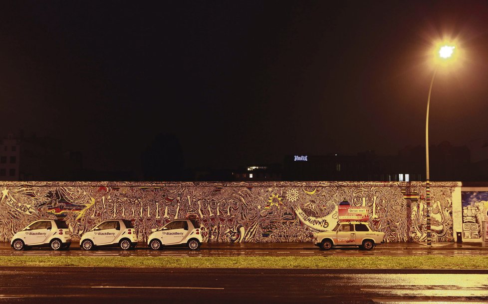 Část Berlínské zdi ještě dnes připomíná místa, která dělila východní část od západu