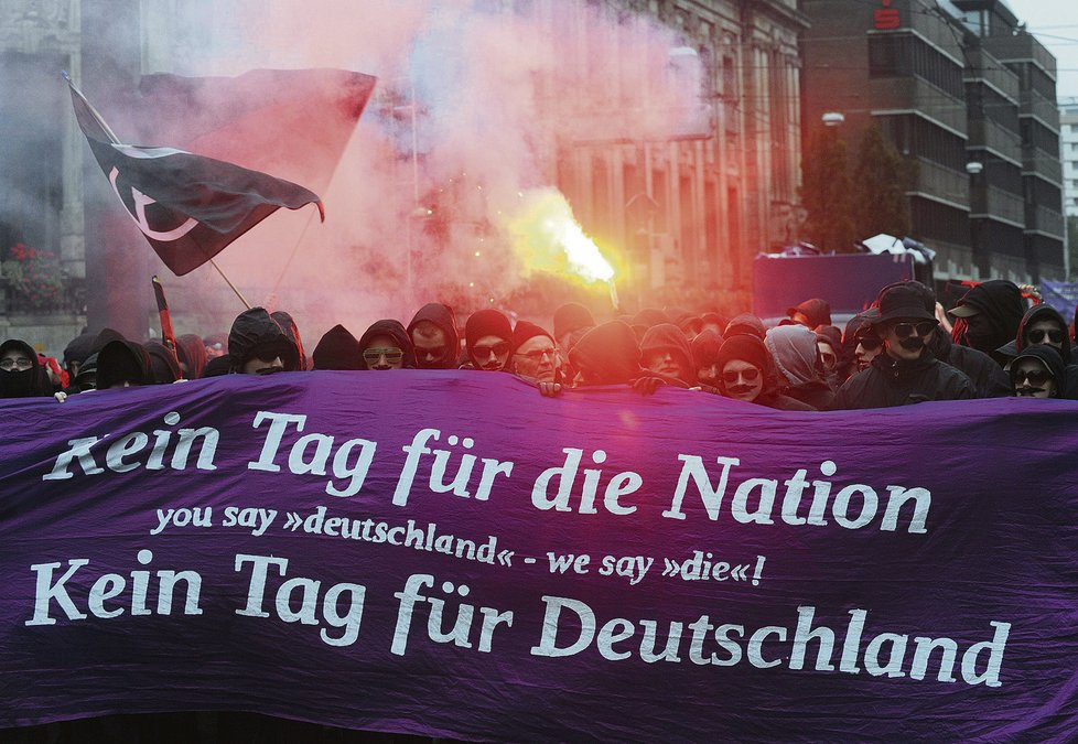 Objevily se ale i protesty. Každému se sjednoNěmecko včera a dnescení nelíbí...