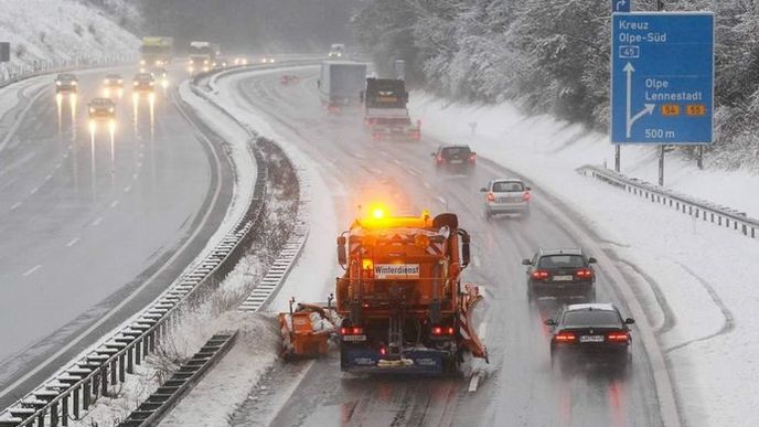 Německou dálnici A45 pokryl sníh a led