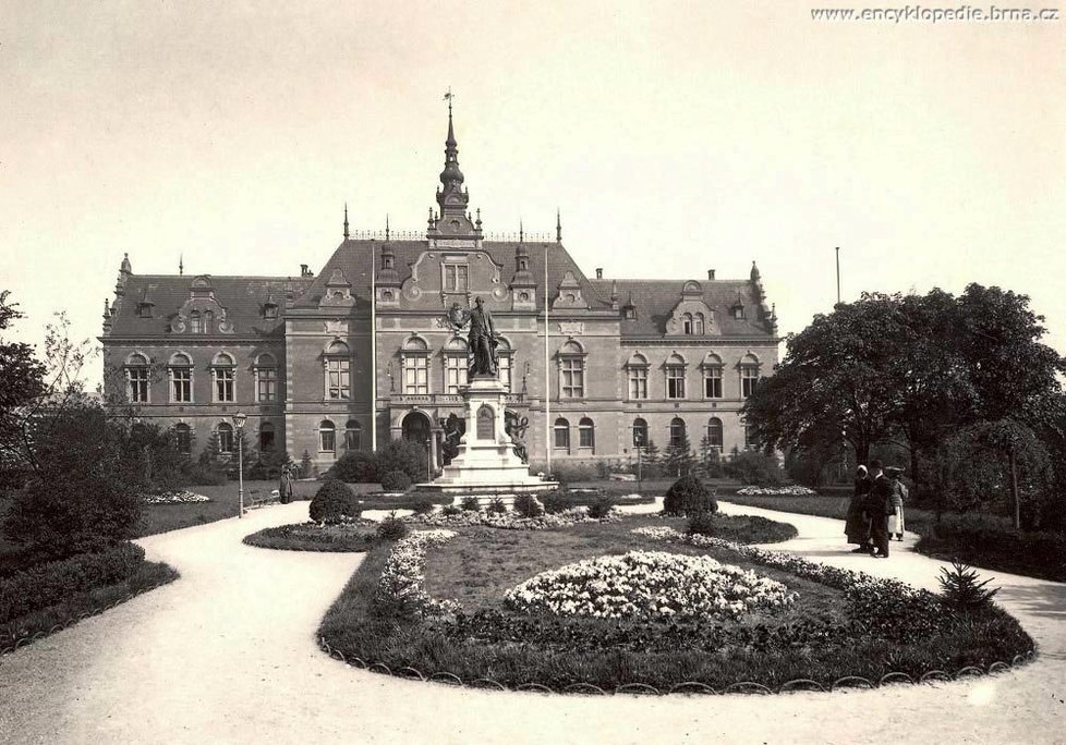 Lažanského náměstí - dnešní Moravské náměstí - s Německým domem kolem roku 1900