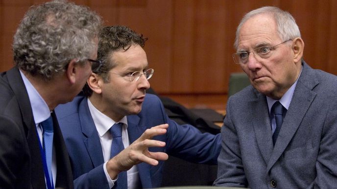 Německý ministr financí Wolfgang Schäuble (vpravo) hovoří se svými protějšky Jeroenem Dijsselbloemem z Nizozemska (uprostřed) a Lucemburska (Pierre Gramegna, vlevo)