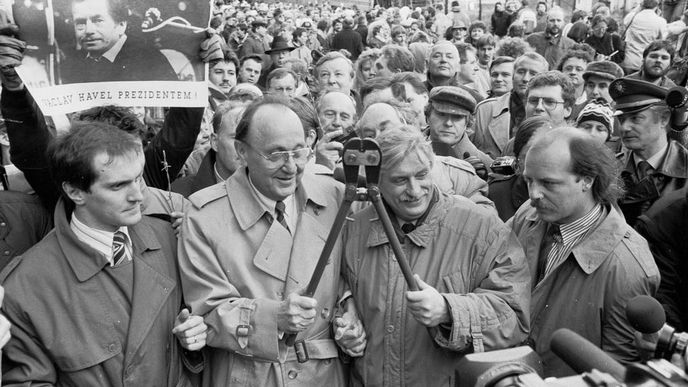 Německý ministr zahraničí Hans-Dietrich Genscher (vlevo) a jeho český protějšek Jiří Dienstbier starší stříhají hraniční plot (1989)