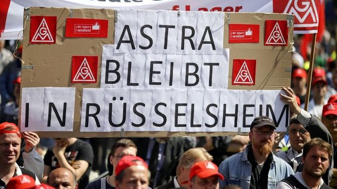 Němečtí zaměstnanci Opelu demonstrují za zachování výroby modelu Astra v Rüsselheimu.