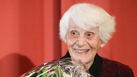 Ingeborg Syllm-Rapoport si dodělala doktorát ve 102 letech. V roce 1938 v nacistickém Německu nemohla obhájit svou disertační práci, protože její matka byla Židovka.