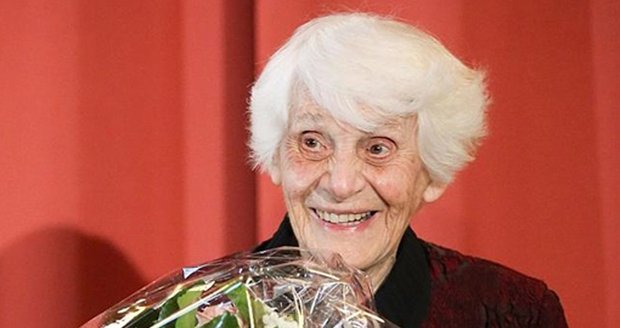 Ingeborg Syllm-Rapoport si dodělala doktorát ve 102 letech. V roce 1938 v nacistickém Německu nemohla obhájit svou disertační práci, protože její matka byla Židovka.