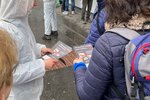Obránci zvířat v úterý před pražskými supermarkety seznámili spotřebitele s výsledky jejich průzkumu