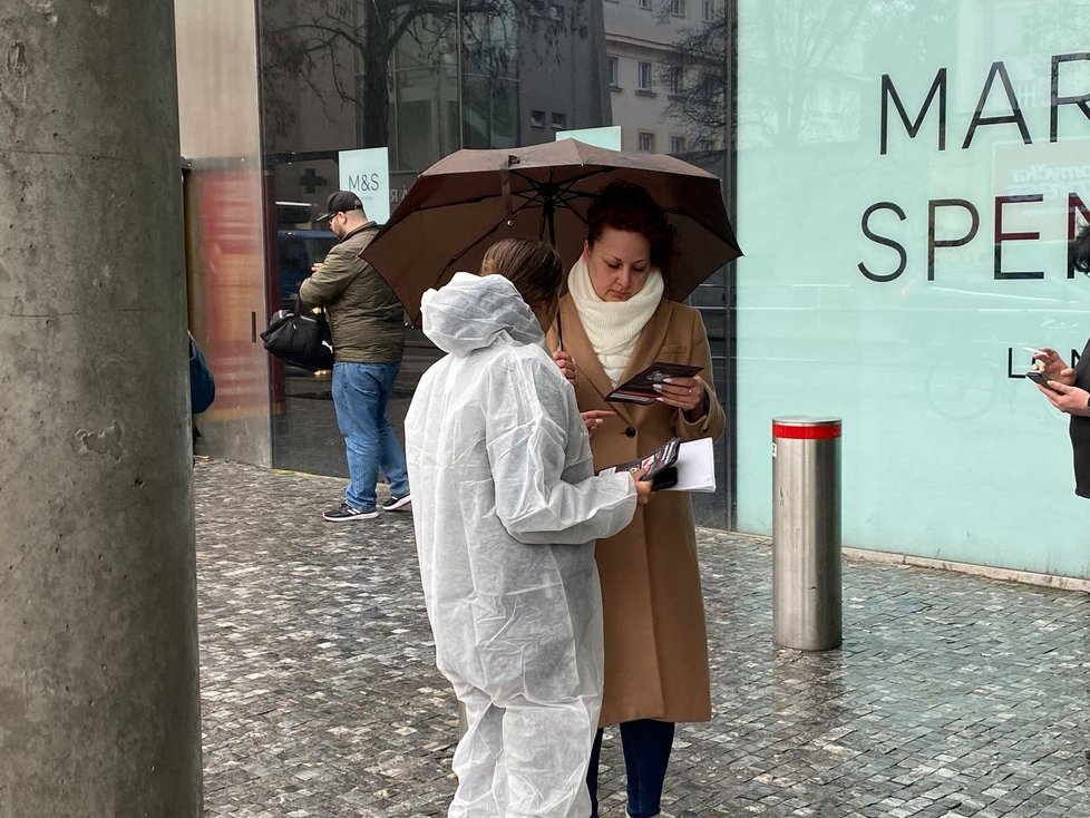 Obránci zvířat v úterý před pražskými supermarkety seznámili spotřebitele s výsledky jejich průzkumu