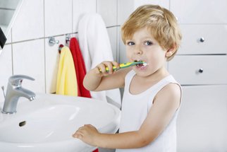 Od prsťáčku ke kartáčku: Naučte dítě čistit si zuby