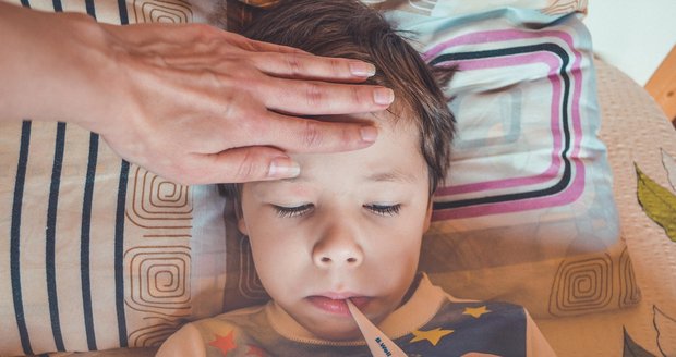 V Česku nejsou potřebné léky, vedle sirupu chybí i čípky. Čím dětem srazit horečku?