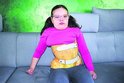 Valinka (10) se pere se spinální atrofií: Páteř jí drží speciální korzet