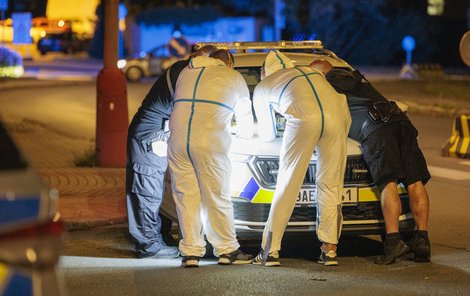 Zasahující zdravotníci a policisté byli vybaveni ochrannými obleky. Zasahující zdravotníci a policisté byli vybaveni ochrannými obleky.