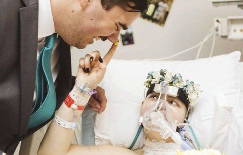 Vdala se pár dnů před smrtí. S rakovinou a na nemocničním lůžku, ale milovaná