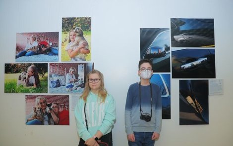Aneta Prostecká a Maxim Priň při zahájení výstavy. Chlapec rád fotí scény, které v běžném životě přecházíme bez povšimnut