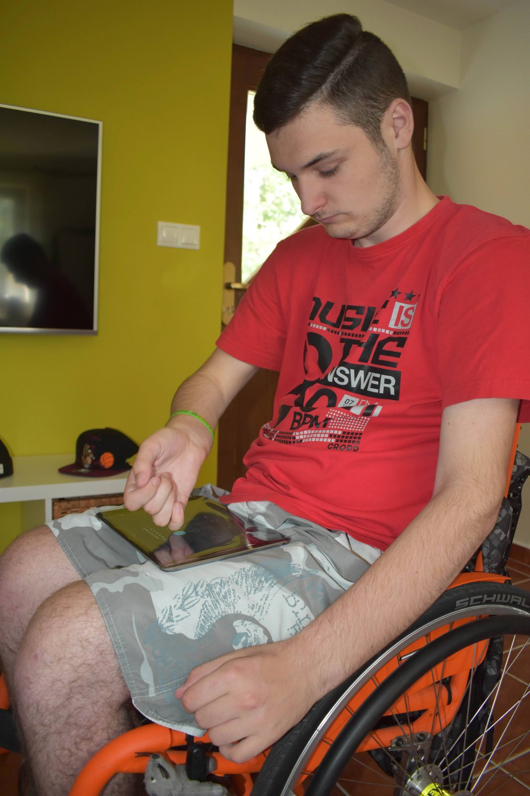 Přestože Ondra neovládá prsty, dokáže díky usilovnému cvičení jet na mechanickém vozíku. Nerovnosti ale nedokáže překonat.