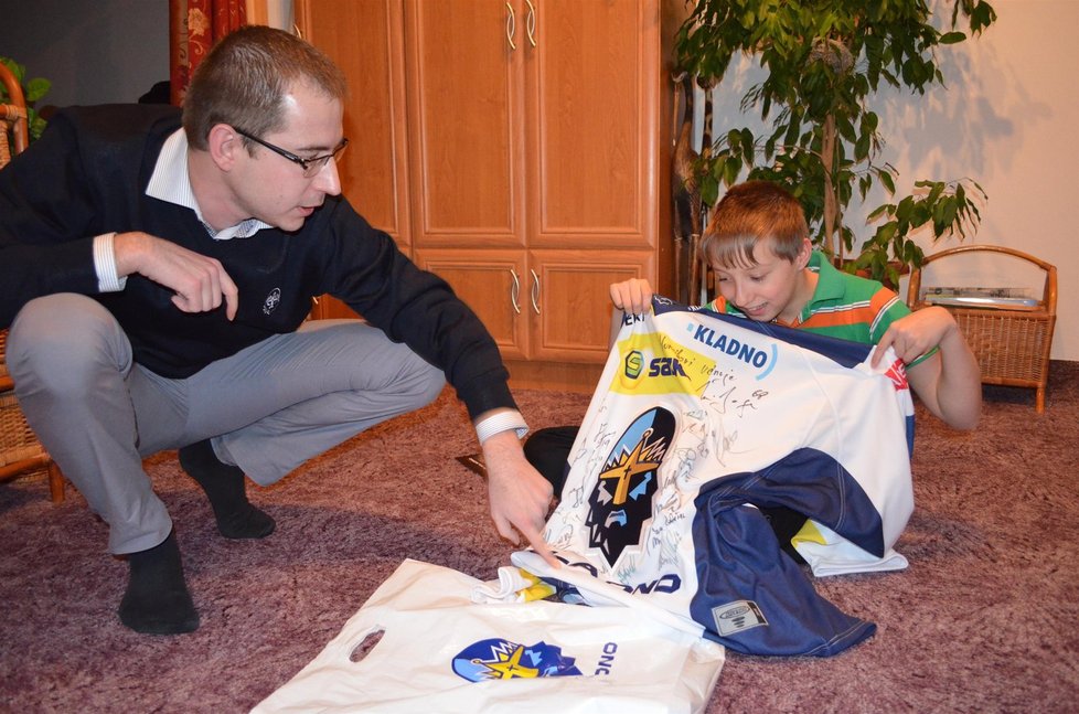 Manažer hokejového klubu kladenských Rytířů Vít Heral mu dres osobně přivezl.