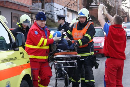 Mladý muž byl transportován do nemocnice v Brně.