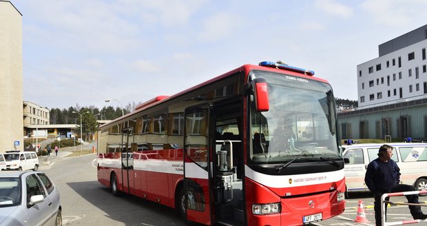 Tvrdý konkurenční boj autobusáků na Klatovsku: Porvali se přímo na zastávce