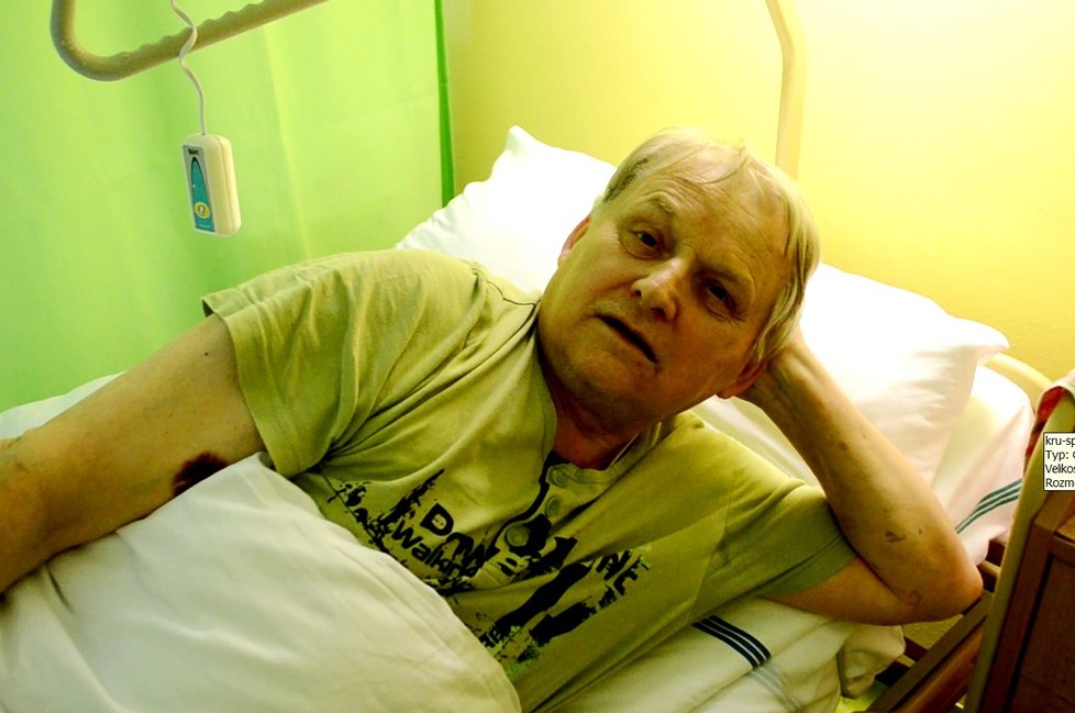 Pacient Rostislav (73) je z uzavření interny nemile překvapen.