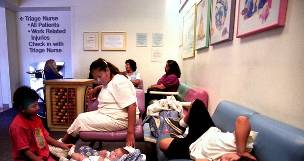 Řeckým nemocnicím docházejí i prášky na bolest: Na pohotovosti se čeká i pět hodin