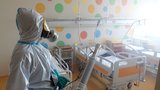 Nemocnice v Chebu na hraně: 14 pacientů čeká převoz, zavírá porodnice