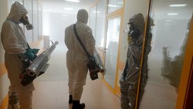 Dezinfikování nemocnice v Chebu kvůli koronaviru