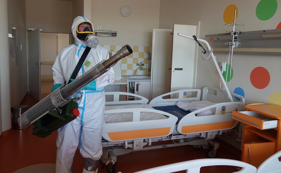 Dezinfikování nemocnice v Chebu kvůli koronaviru