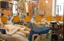 Covidu a chřipky je nejvíc za rok: Nemocnice omezují návštěvy u pacientů 
