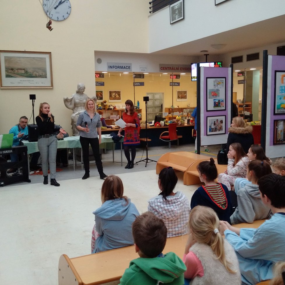 Studenti z uměleckého gymnázia Pavla Křížkovského zazpívali nemocným dětem.